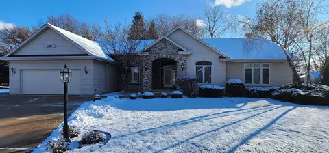 8098 S Meadowcreek, Franklin, WI 53132