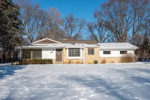 2428 S Root Riv, West Allis, WI 53227