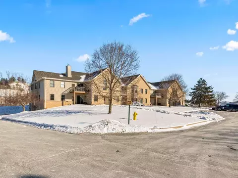 952 Oconomowoc, Oconomowoc, WI 53066