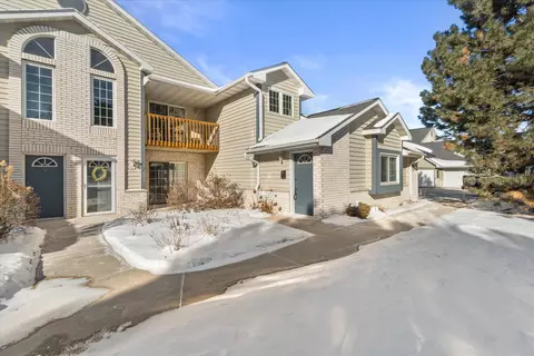 w240n2524 E Parkway Mdw #5, Pewaukee, WI 53072