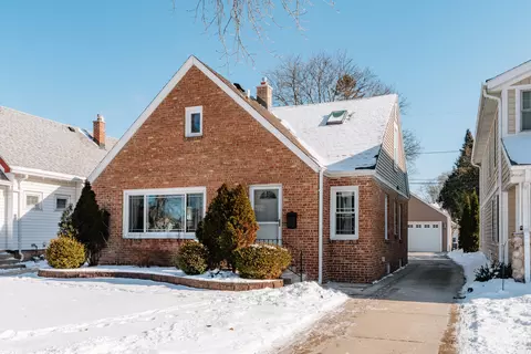 4864 N Hollywood, Whitefish Bay, WI 53217