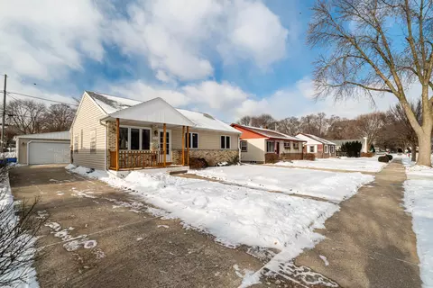 4049 S Hately, Saint Francis, WI 53235