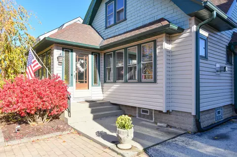 2438 Lefeber, Wauwatosa, WI 53213