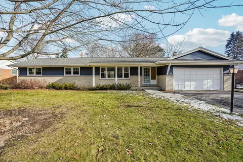 6936 N Braeburn, Glendale, WI 53209