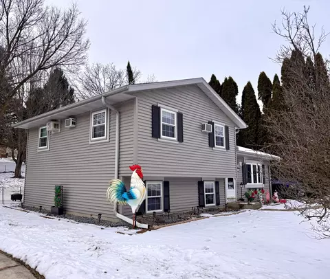 906 Villa Park, West Bend, WI 53090