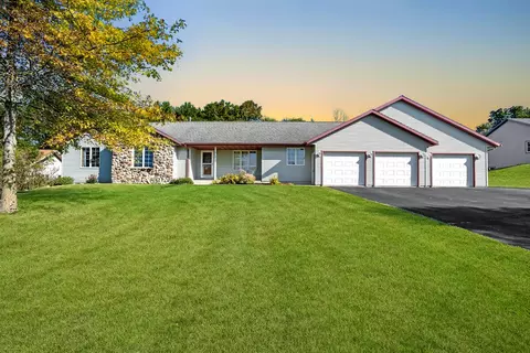 612 Bobolink, Cascade, WI 53011