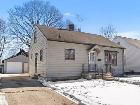 925 N 16th, Manitowoc, WI 54220