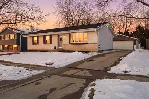 3060 E Stonefield, Oak Creek, WI 53154