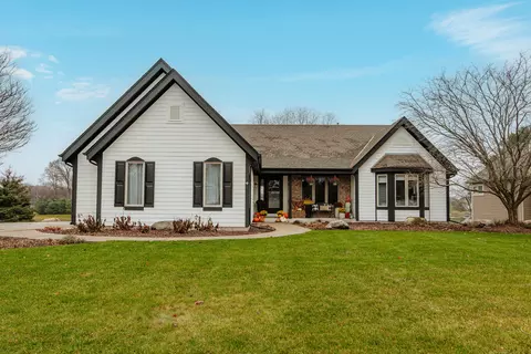 337 Sand Hl, Dousman, WI 53118