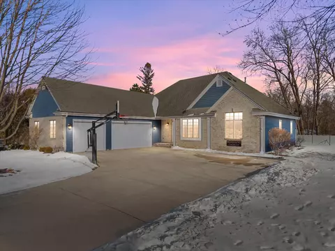 w243n2792 Creekside, Pewaukee, WI 53072