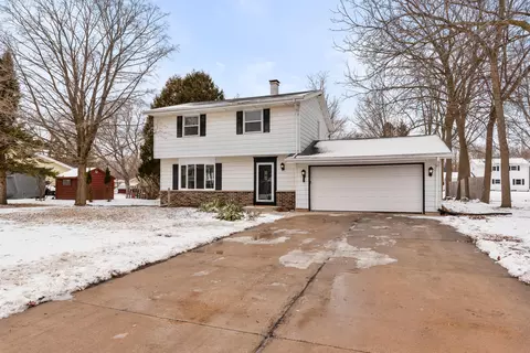 104 W Stoney Rdg, Saukville, WI 53080