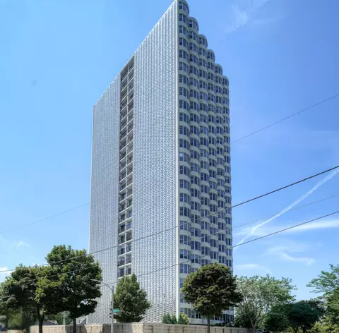 2525 S S Shr #22B, Milwaukee, WI 53207