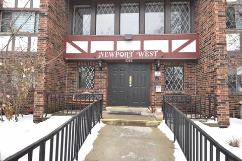 5253 N Lovers Ln #219, Milwaukee, WI 53225