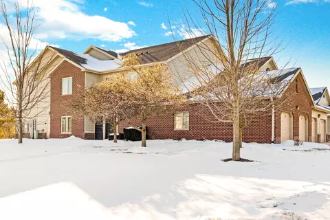 4869 S Forest Rdg #17, New Berlin, WI 53151