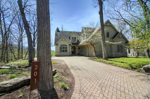 201 Abbey Spgs, Fontana, WI 53125