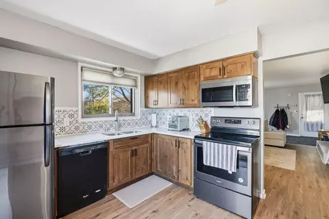 1356 Greenhedge #C4, Pewaukee, WI 53072