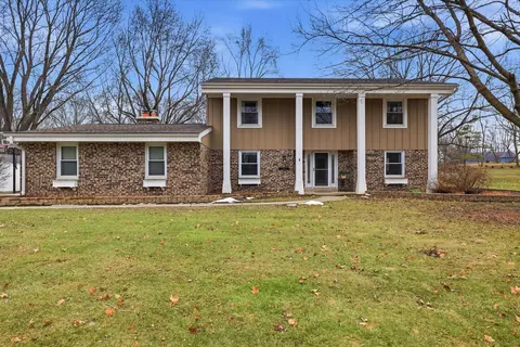 8755 W W Mdw, Franklin, WI 53132
