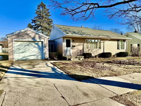1337 N 9th, Manitowoc, WI 54220