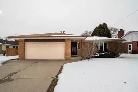 5869 S Trinthammer, Cudahy, WI 53110