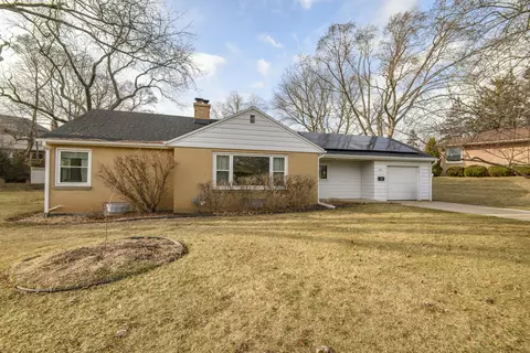 225 W Alta Loma, Thiensville, WI 53092