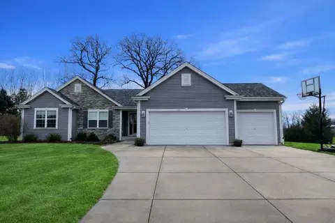 3850 Strawberry Gln, Jackson, WI 53012