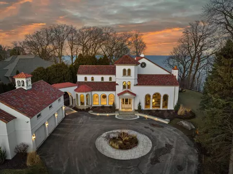 7032 N Barnett, Fox Point, WI 53217