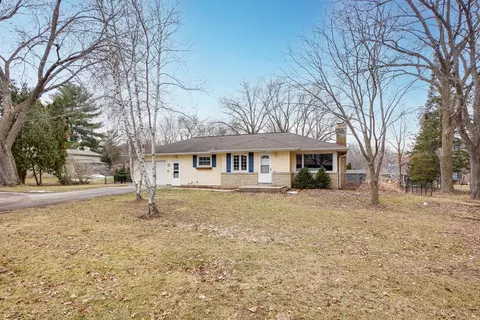 w379n5787 Meadowview, Oconomowoc, WI 53066