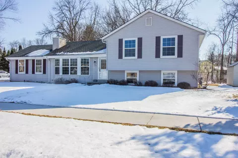 2087 Lake Vw, Hartford, WI 53027