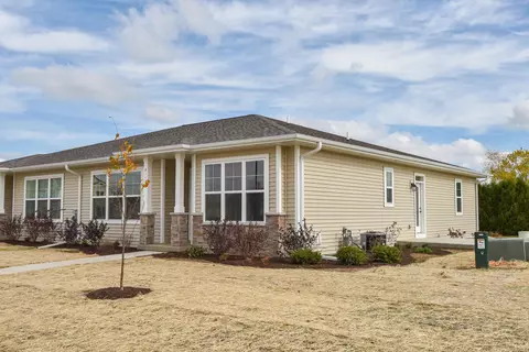 615 Hunter Oaks #B, Watertown, WI 53094