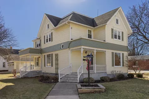 149 W Washington, Burlington, WI 53105