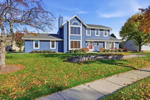 858 Laureate, Pewaukee, WI 53072