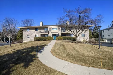 112 E Freistadt #H, Thiensville, WI 53092