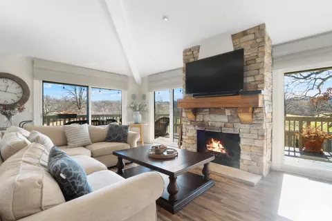 714 Thornridge #B, Fontana, WI 53125