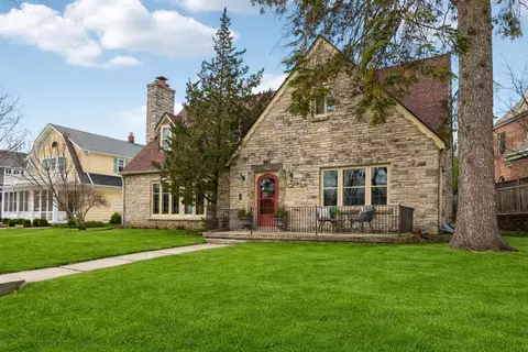 858 E Gln, Whitefish Bay, WI 53217