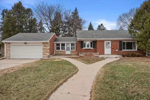 5437 N Navajo, Glendale, WI 53217