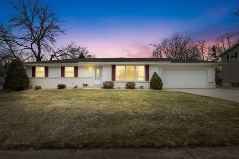 1621 Woodridge, West Bend, WI 53095