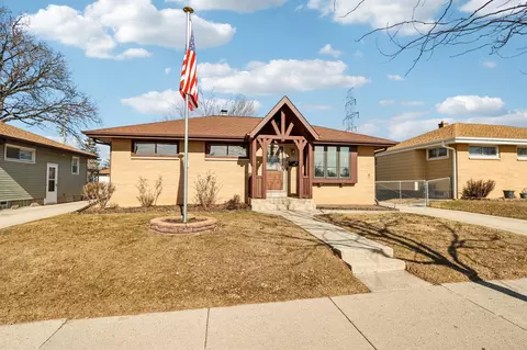 5320 W Plainfield, Milwaukee, WI 53220