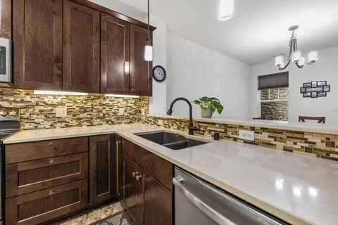 n17w26475 Meadowgrass #G, Pewaukee, WI 53072