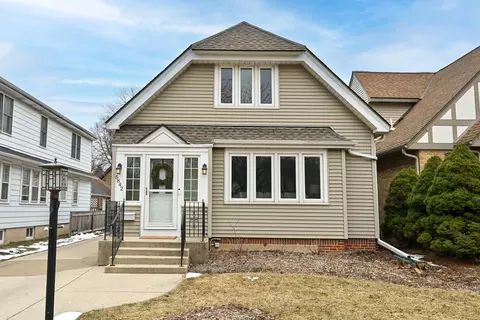 5842 N Bay Rdg, Whitefish Bay, WI 53217