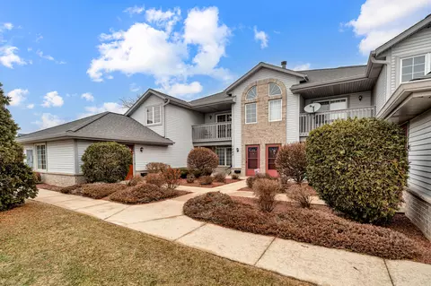 1043 Quinlan #H, Pewaukee, WI 53072
