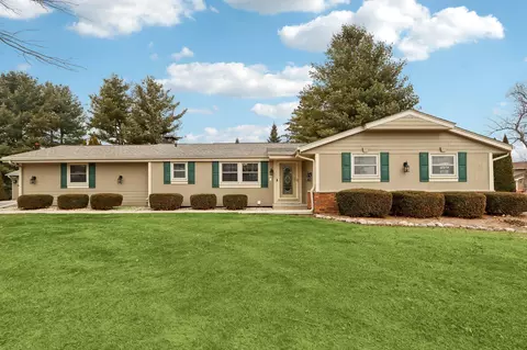 712 Lake Blf, Oconomowoc, WI 53066