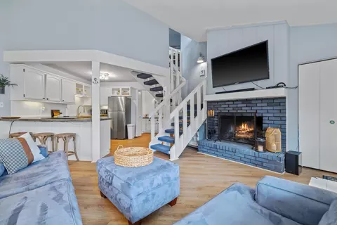 601 Knollwood #F, Fontana, WI 53125