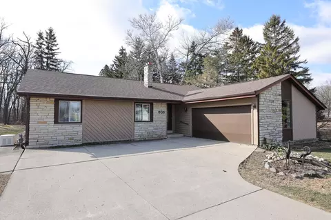 305 E Forest Hl, Oak Creek, WI 53154