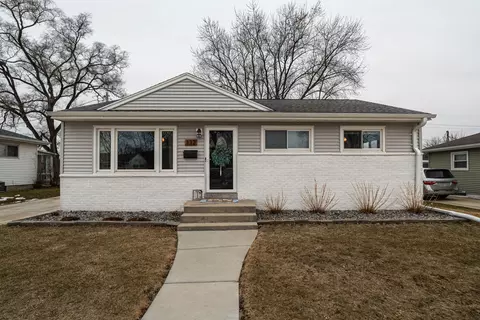 332 Greenmeadow, Waukesha, WI 53188