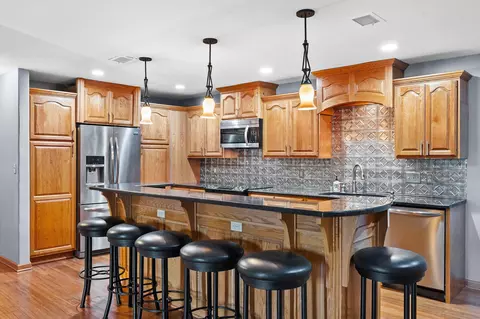 321 Park Hl #E, Pewaukee, WI 53072