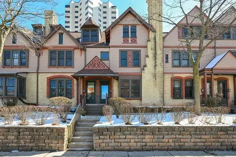 1624 N Farwell, Milwaukee, WI 53202