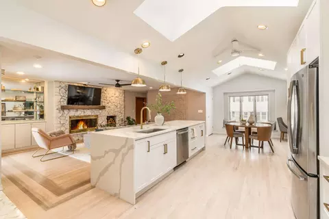 2620 W Garden Park, Glendale, WI 53209
