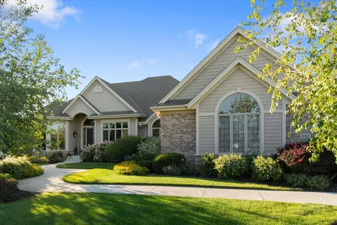1240 Mary Hl, Hartland, WI 53029
