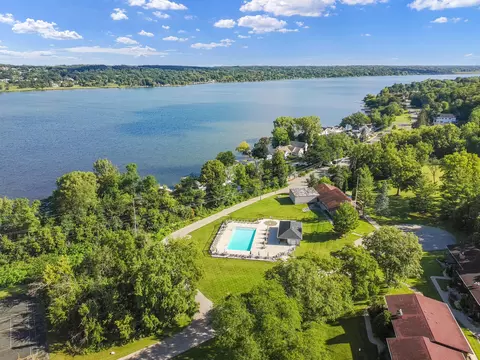 92 Red Chimney #3, Geneva, WI 53147
