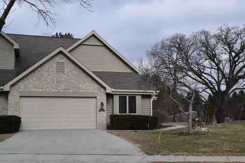 n22w24122 Cloister #5 E, Pewaukee, WI 53072